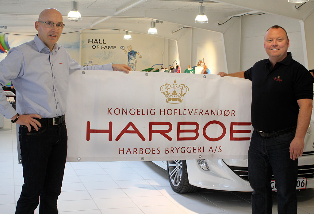 Salgsdirektør Klavs Husmand, Harboes Bryggeri og rallykøreren Brian Madsen kunne onsdag afsløre, at Harboe fremover er hovedsponsor for den danske rallymester. Allerede i weekendens rally vil Brian Madsens Peugeot 207 Super 2000 bære logoer for Harboe og X.RAY Energy
(Foto: Evan Hemmingsen)